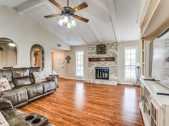 4th image of 3108 Royal Oaks Dr