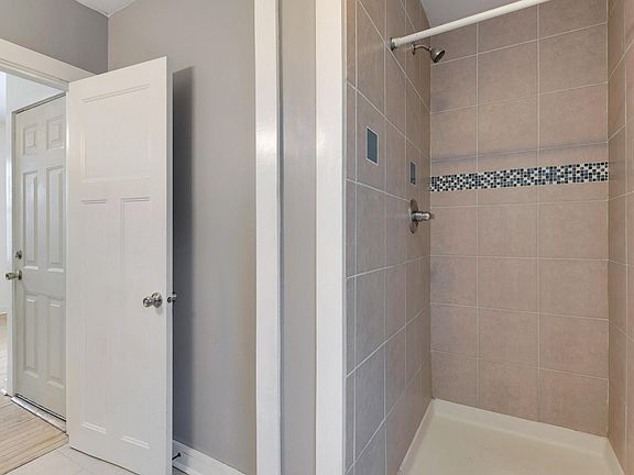 3rd image of 1035 Victoria St N #1035