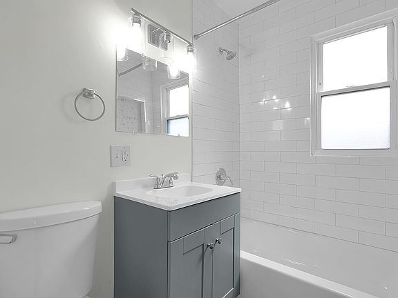 3rd image of 702 S Hamilton Rd #1