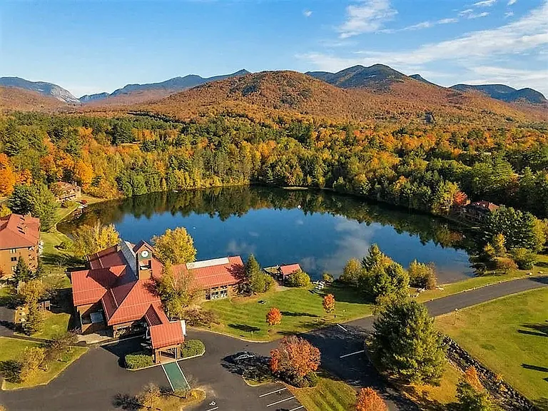 Private Lake and Clubhouse (1 minute walk from condo)
