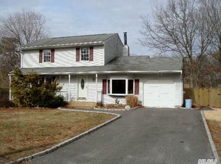 4 Sandy Hollow Ln, Ridge, NY 11961