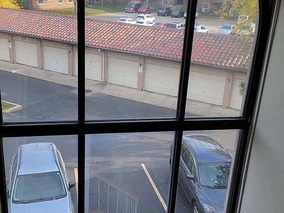 3rd image of 21W581 North Ave APT 84