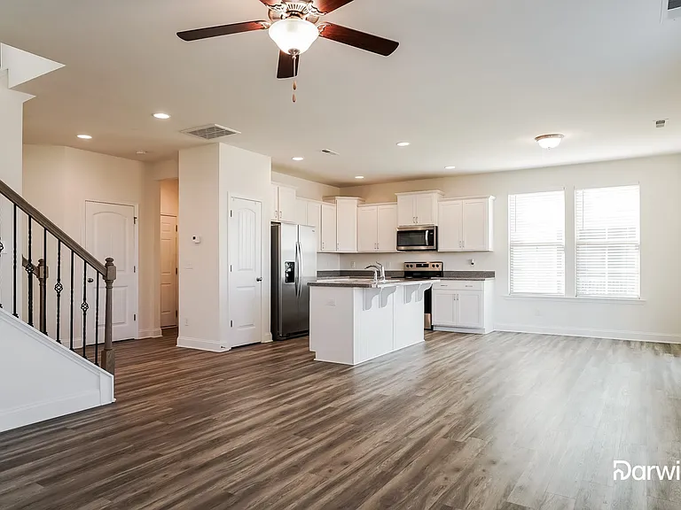 548 Carissa Ln — Photo 4