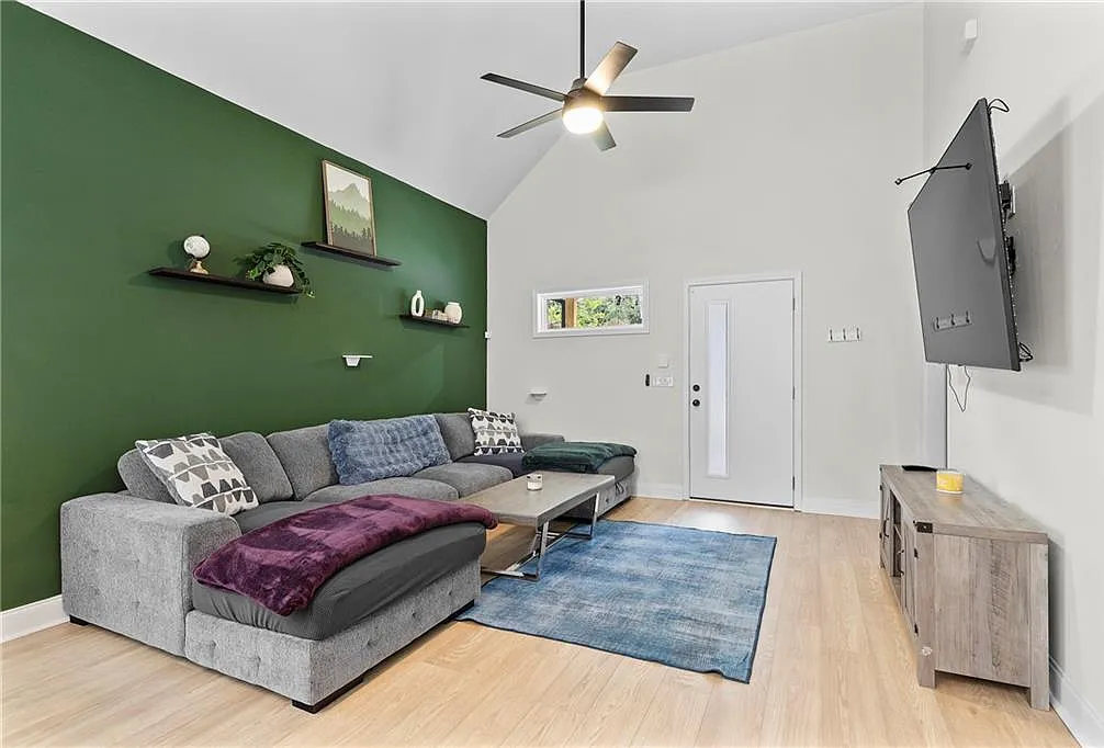 3 bed, 2.0 bath, 1221 sqft, $2,400 — Photo 3