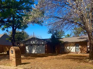 809 James St, Azle, TX 76020