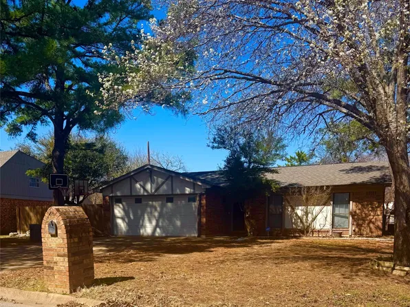 809 James St, Azle, TX 76020