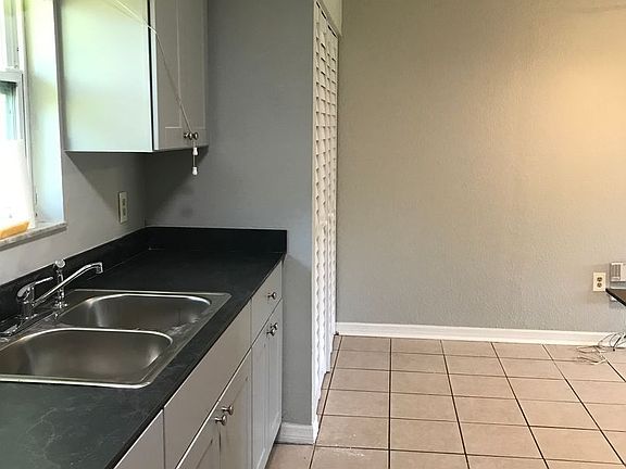 5th image of 143 W Perry Ln