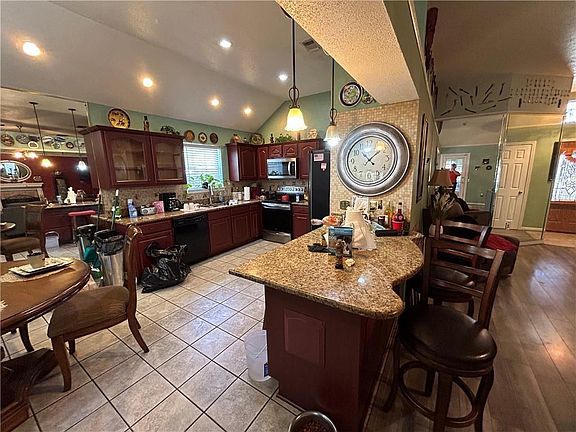 4th image of 2257 Country Club Dr
