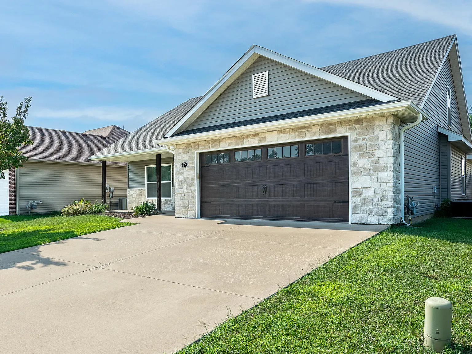 4 bed, 2.0 bath, 1976 sqft, $2,500 — Photo 2