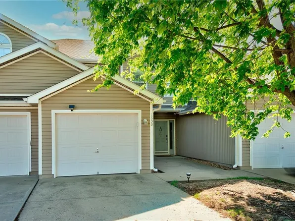 1633 SW Highland Dr, Lees Summit, MO 64081
