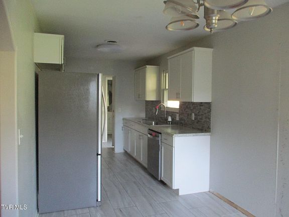 4th image of 300 Lakeview Cir