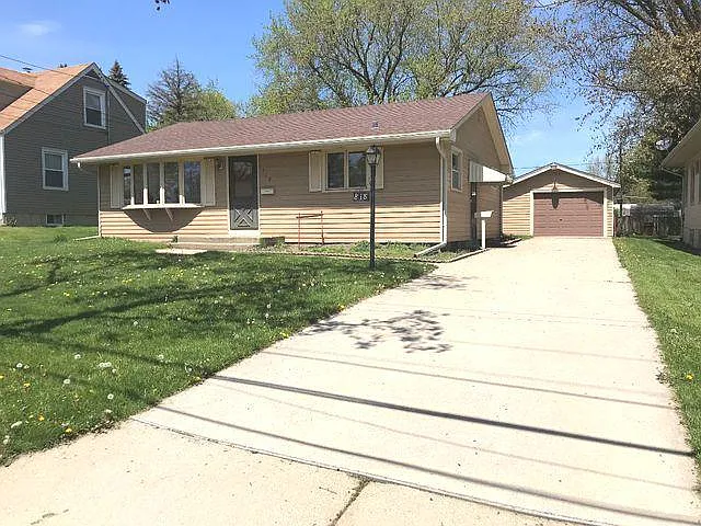 818 Adams St photo 1