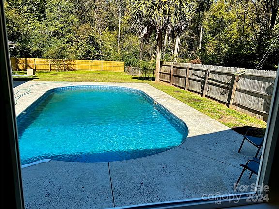 4th image of 810 Woodland Dr