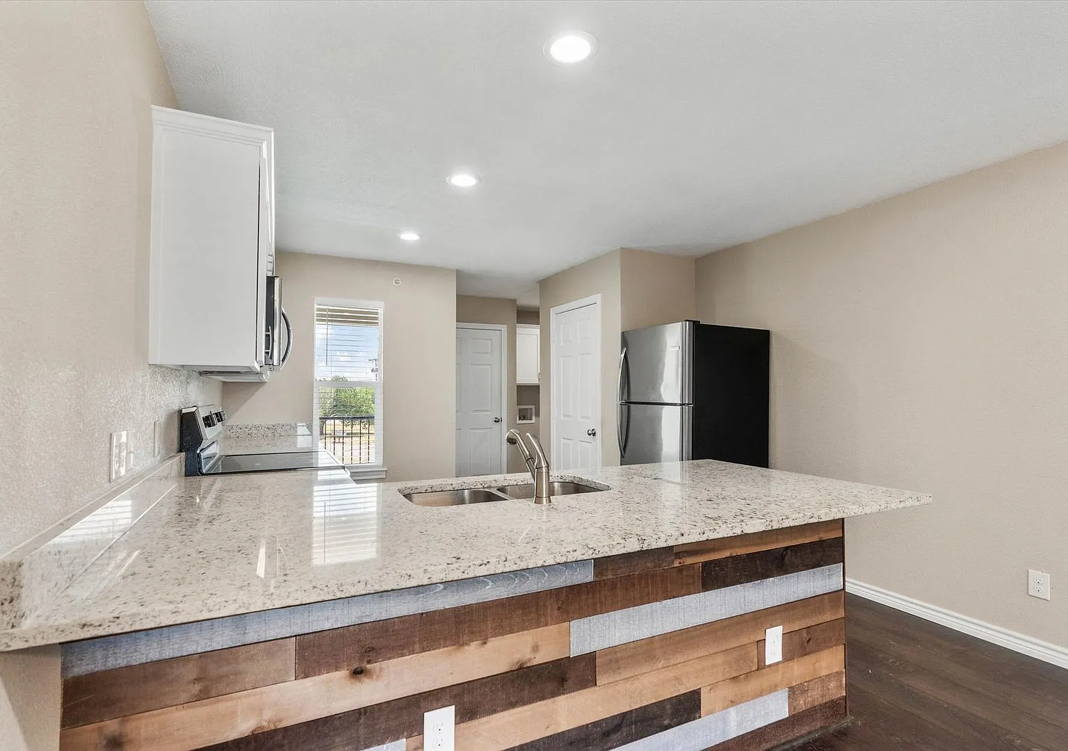1406 Courtney Place — Photo 1