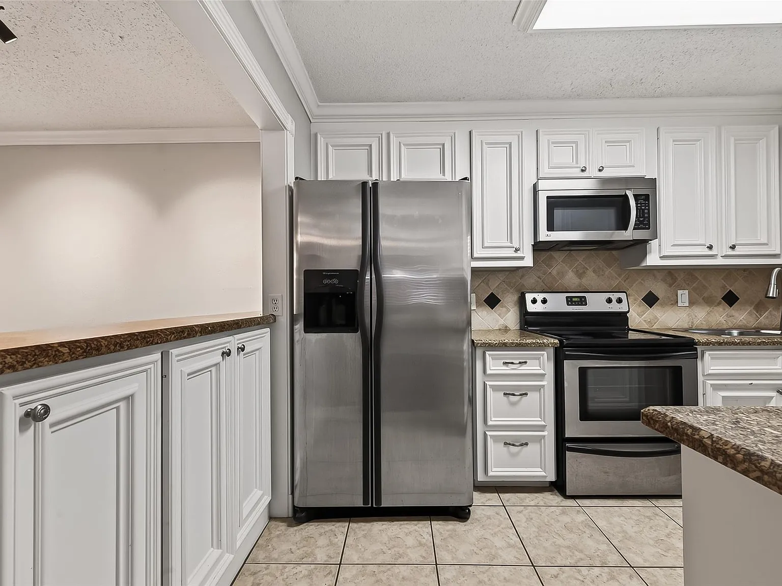 2 bed, 1.5 bath, 1300 sqft, $2,000 — Photo 2