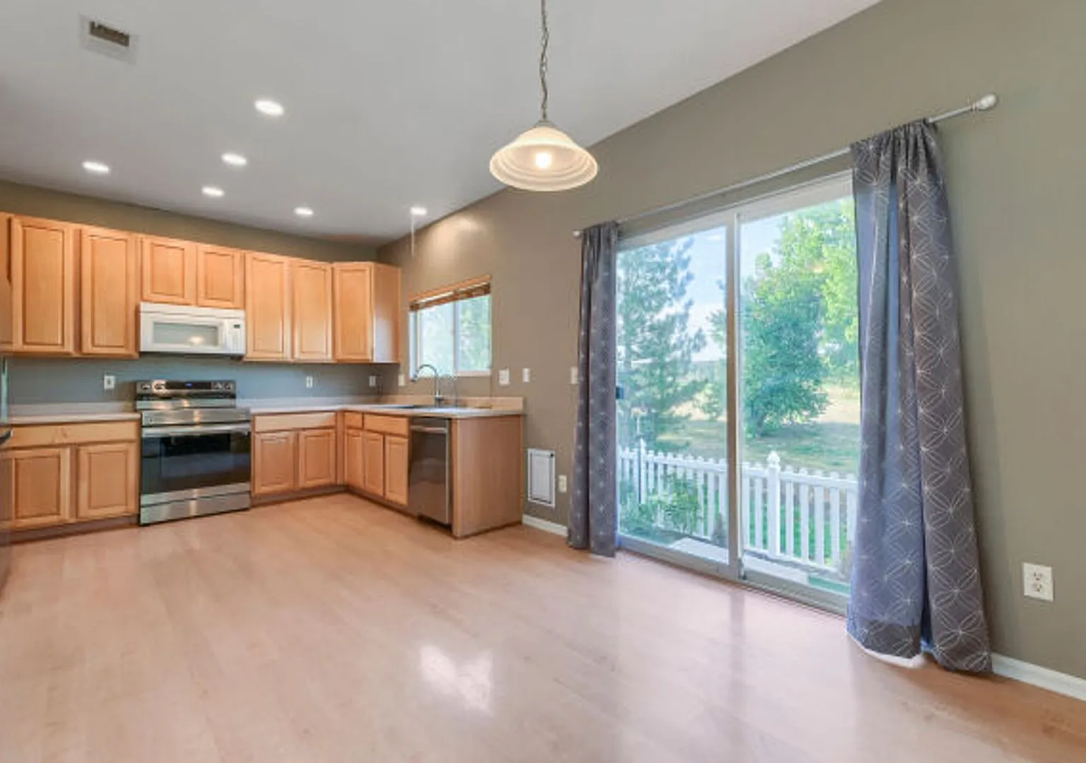 Low-Maintenance 3 Bed/3 Bath Cherrywood Park Home That Backs To Greenway — Photo 4