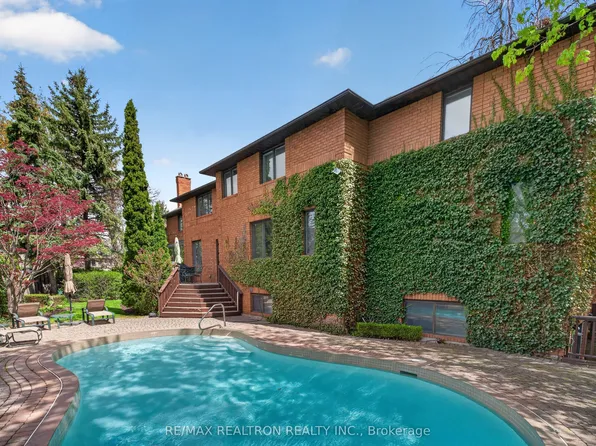 15 Sunforest Ct, Toronto, ON M2R 3W3