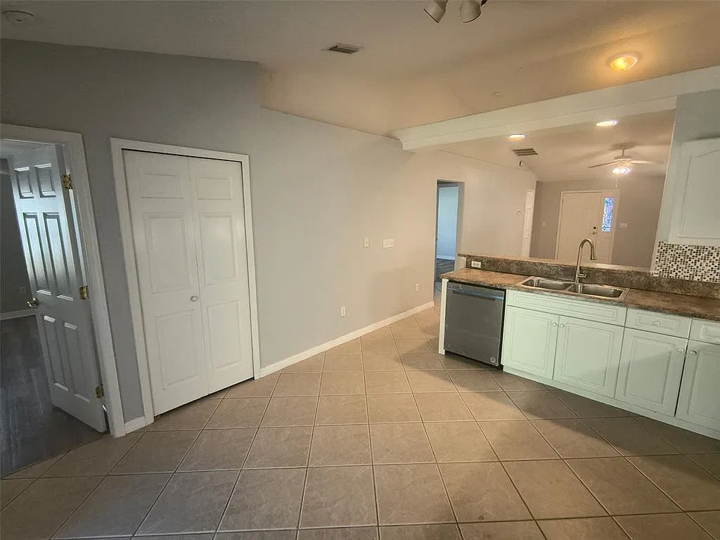 3 bed, 2.0 bath, 1376 sqft, $1,600 — Photo 3