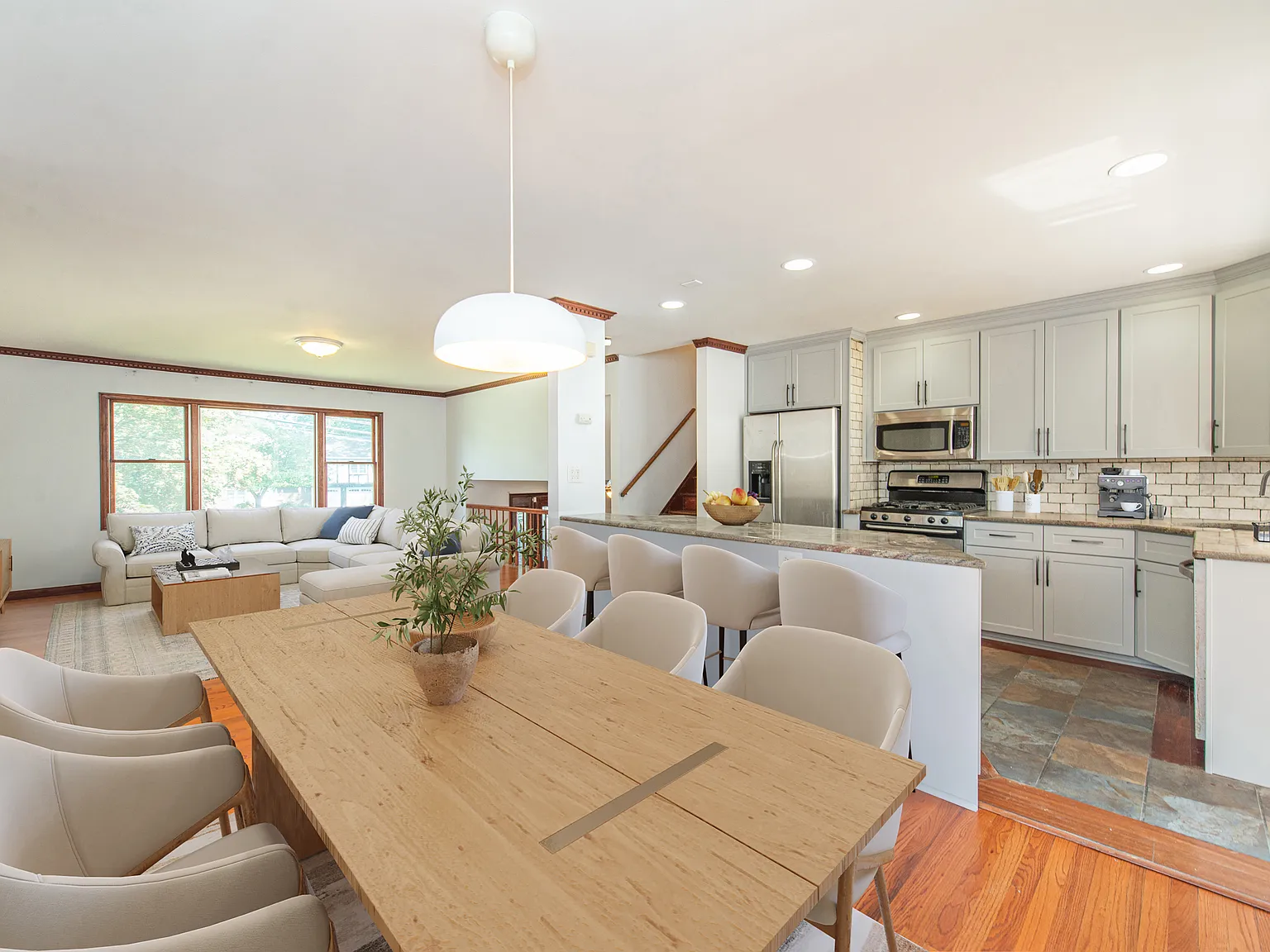 4 bed, 2.5 bath, 2468 sqft, $5,800 — Photo 4