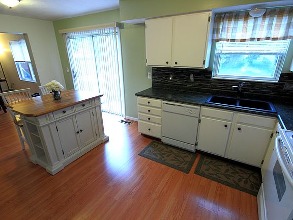 5th image of 427 Sandburr Dr