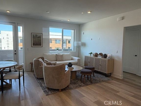 3rd image of 402 W Grand Ave