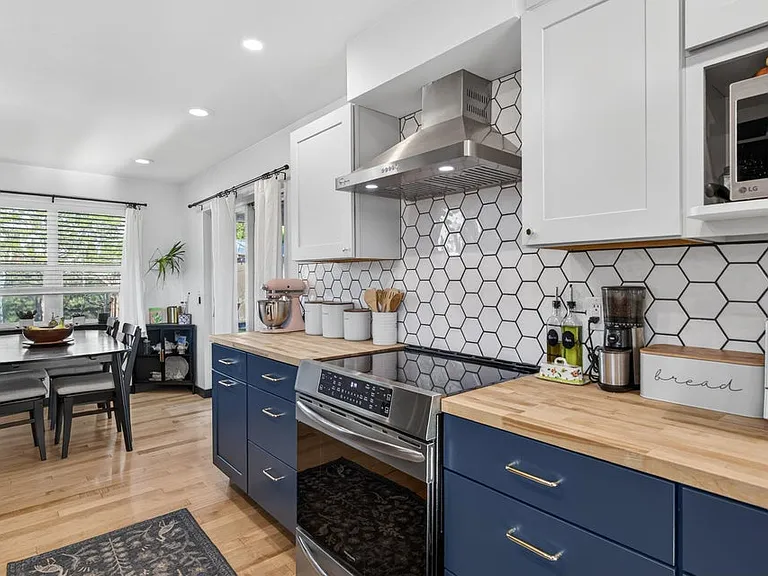323 Mary St — Photo 3
