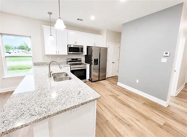 2 bed, 1.0 bath, 888 sqft, $1,200 — Photo 3