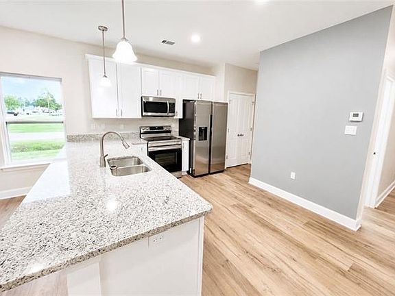 3rd image of 154 Oak St