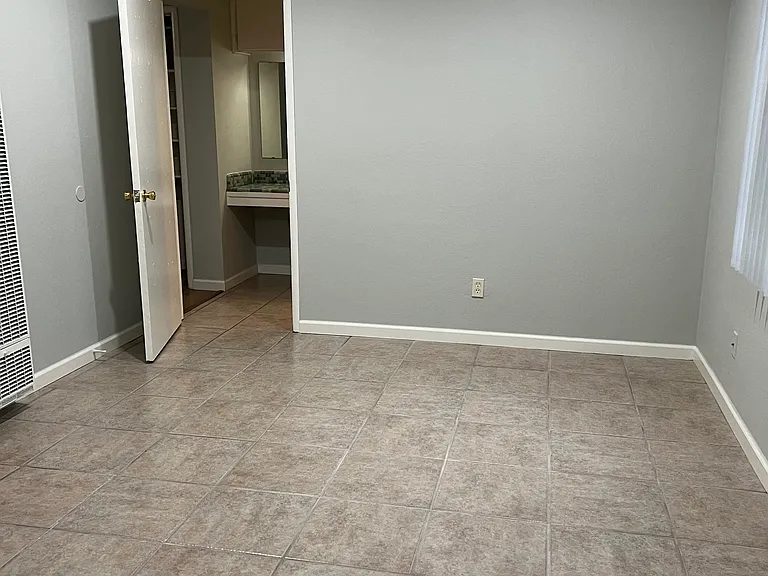 1729 G St #14 — Photo 5