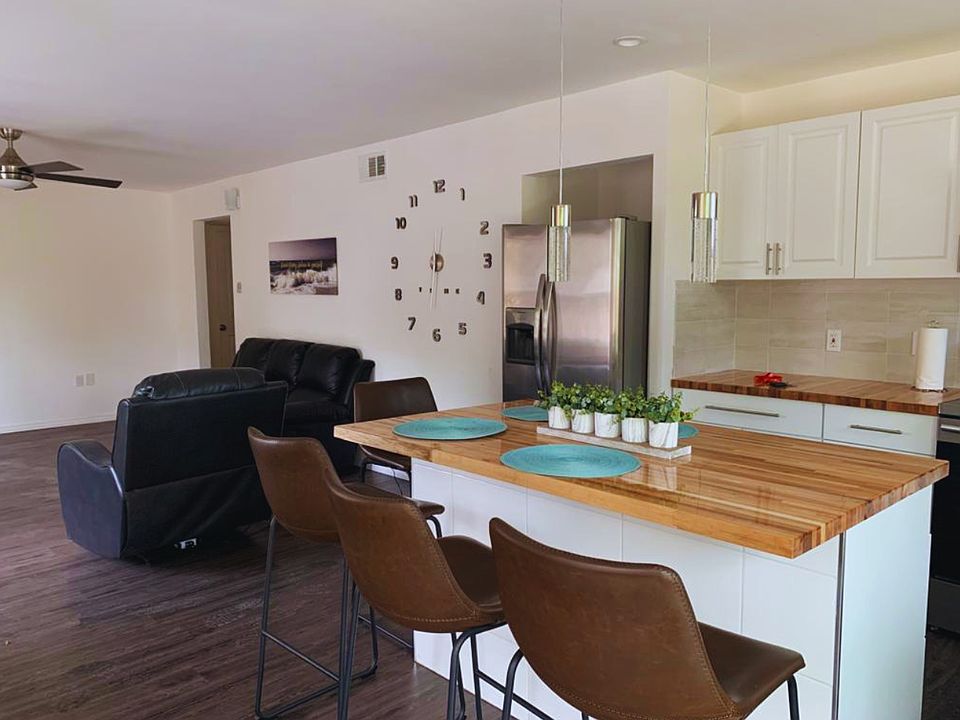 Bright Open-Concept Kitchen, Dining & Living Area. Lakeland, FL