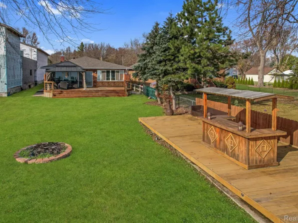 49328 Bayshore Dr, Chesterfield, MI 48047