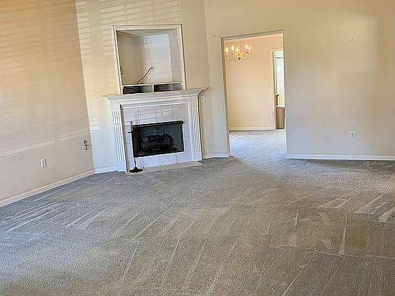 Living room w/fireplace 