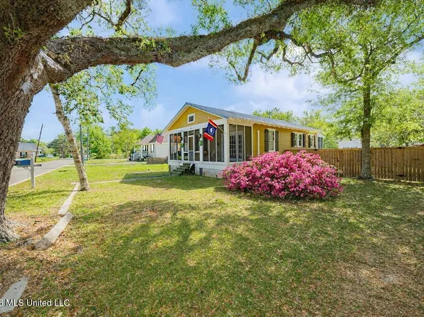 203 Jeff Davis Ave, Waveland, MS 39576
