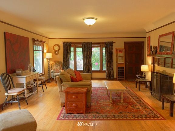 3rd image of 1601 1603 Capitol Way S