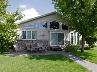 20540 Breakwater Dr, Spirit Lake, IA 51360