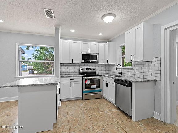 2nd image of 3715 Pine View Cir