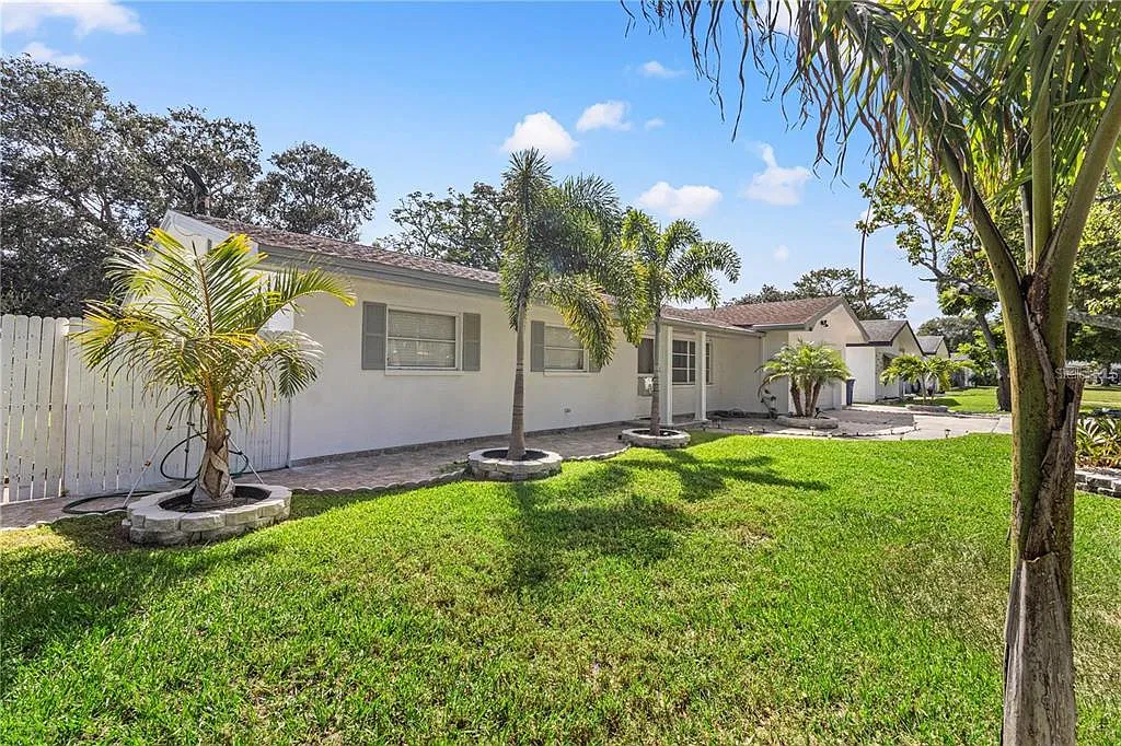 3 bed, 2.0 bath, 1326 sqft, $3,300 — Photo 4