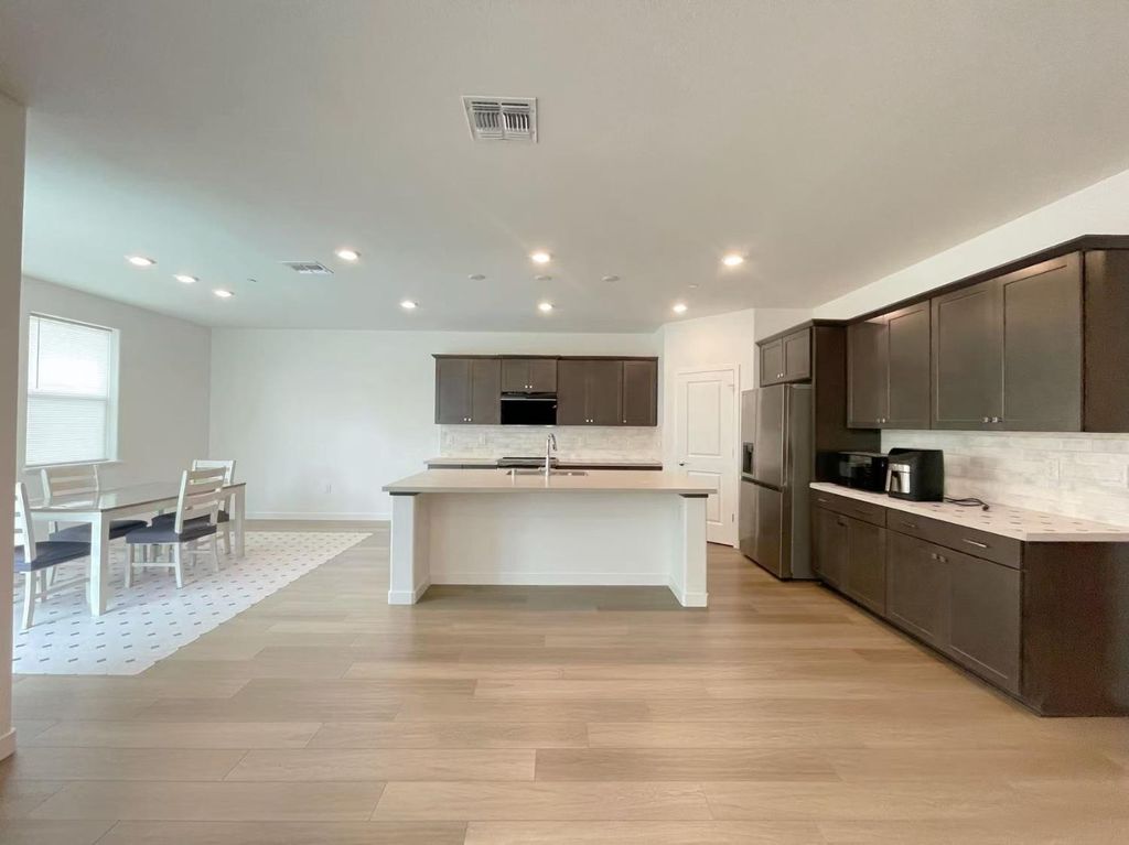 Apartment in Elk Grove - More