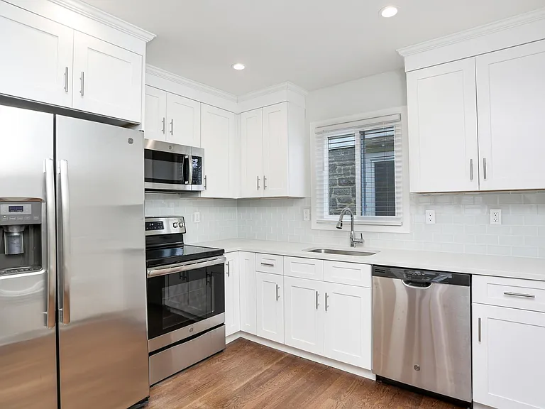 Modern and Chic w/Granite Counters and Stainless Steel Appliances