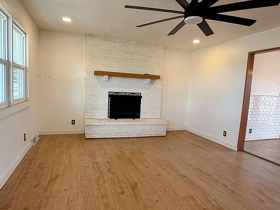 3rd image of 208 Northview Circle W
