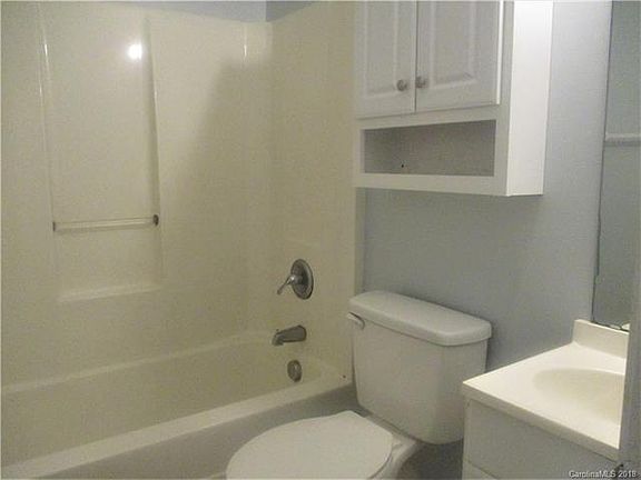 5th image of 413 Ewing Dr