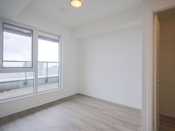 5th image of 285 Dufferin St #915