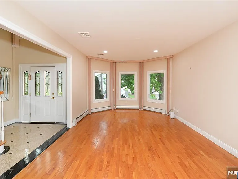 1056 Edgewood Ln — Photo 4