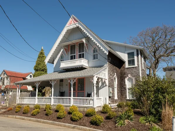 46 Kennebec Ave, Oak Bluffs, MA 02557