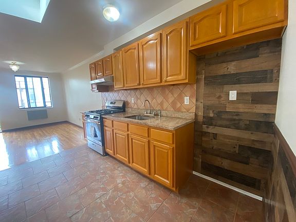 5th image of 65 Ten Eyck St APT 2R