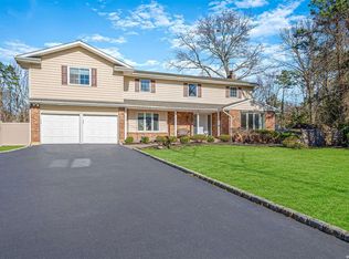 6 Chasso Ct, Dix Hills, NY 11746