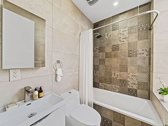 5th image of 884 Jefferson Ave #3