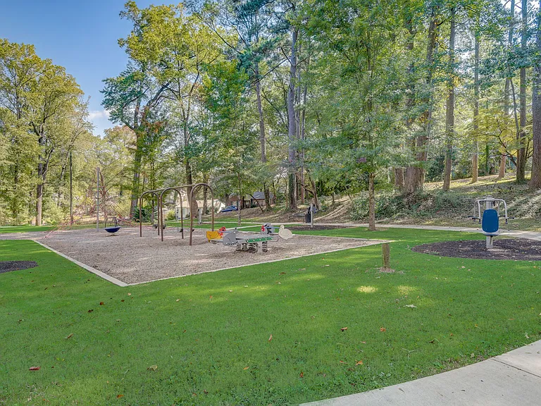 711 Campbell Cir — Photo 16
