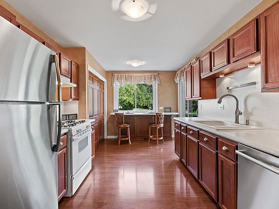 3rd image of 393 Thornhill Ct APT D1