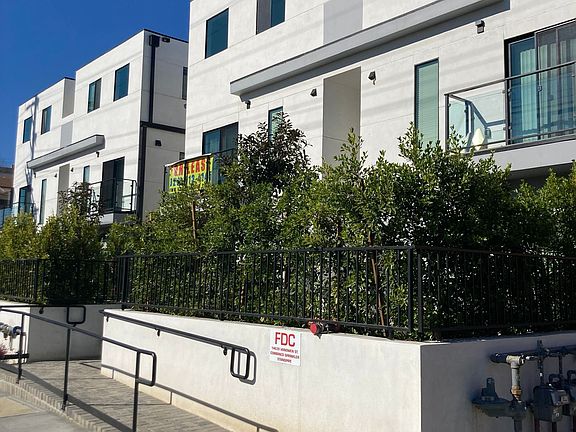 2nd image of 14639 Vanowen St #201